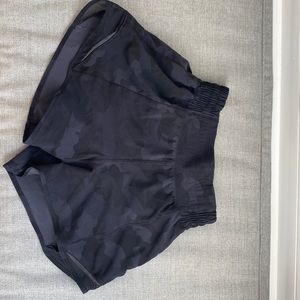 lululemon hotty hot shorts, black camo, size 0, 4 inch